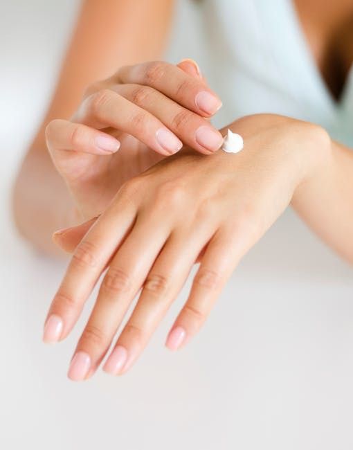 Чому шкіра рук сохне і як впоратися з постійною сухістю рук. Причин сухості рук може бути дуже багато: починаючи від занадто сильних перепадів температури, закінчуючи серйозними змінами в організмі.
