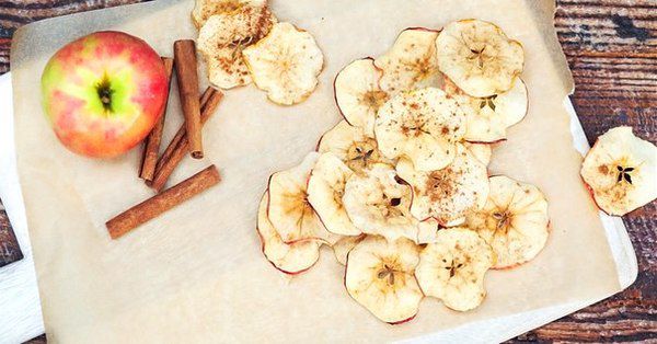 Яблучні чіпси - корисний замінник картопляним. Всім хто на дієті можна побалувати себе хоч домашнім фастфудом.