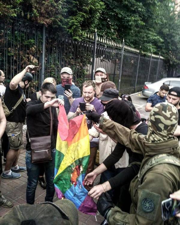 Націоналісти погрожують поліції: "Зовсім скоро таким полум'ям буде горіти не тільки ЛГБТ-прапор". У Києві перед поліцією спалили прапор ЛГБТ.