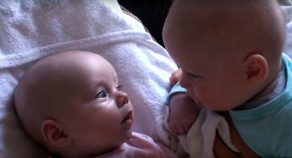 Ця сміховинна розмова двох немовлят підкорила інтернет!. Дітки — дивовижні істоти. Своїми милими і смішними витівками вони радують всіх навколо.