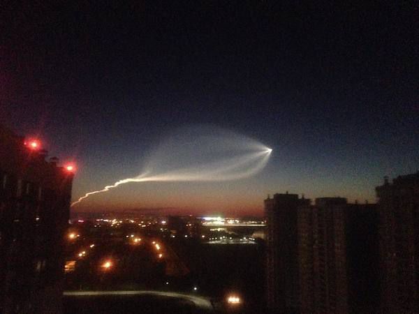 Жителі РФ обговорюють незвичайний слід в небі який залишила ракета «Союз-2.1 б». Супутник успішно вийшов на розрахункову орбіту.