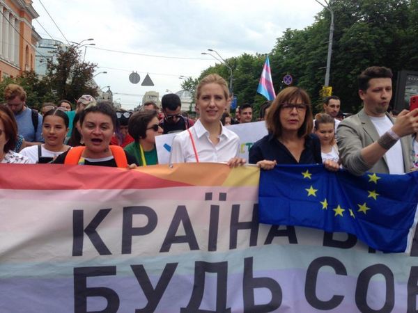 Серед учасників Маршу рівності ЛГБТ в Києві були нардепи ВР, західні політики та дипломати. У столиці пройшов грандіозний "Київпрайд", підтримати який прийшли українські і західні політики та дипломати.