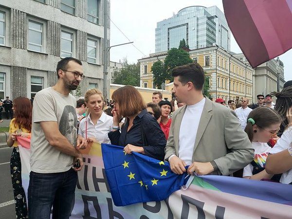 Серед учасників Маршу рівності ЛГБТ в Києві були нардепи ВР, західні політики та дипломати. У столиці пройшов грандіозний "Київпрайд", підтримати який прийшли українські і західні політики та дипломати.