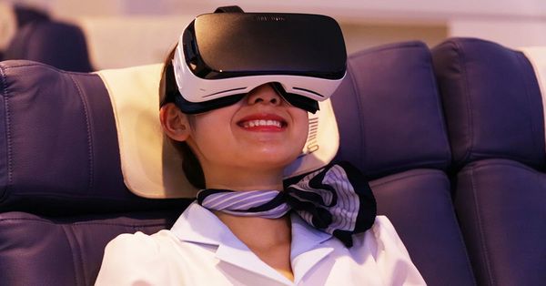 У Японії відкрився ресторан віртуальної реальності. Пасажирам дають окуляри віртуальної реальності, в них вони бачать подорож по різних містах.