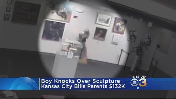 Потяг дітей до мистецтва може бути витратним. Подивися, як маленький хлопчик зламав скульптуру в музеї. Тепер його батьки заплатять $132 тис!