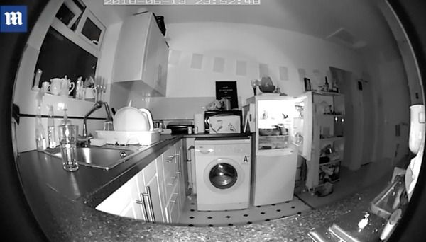 Після смерті бабусі холодильник сам став відкриває дверцята (відео). В квартирі відбуваються містичні явища.