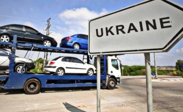 В Україні змінять ставки на розмитнення євроблях. Влада вирішила змінити базові ставки акцизного податку для автомобілів на єврономерах.