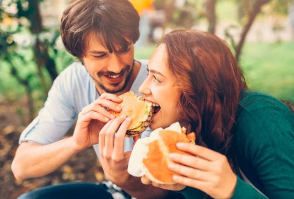 Досдники виявили, що якщо ваша половинка не ділиться з вами їжею, це поганий знак. Цікавий погляд на відносини у парі.