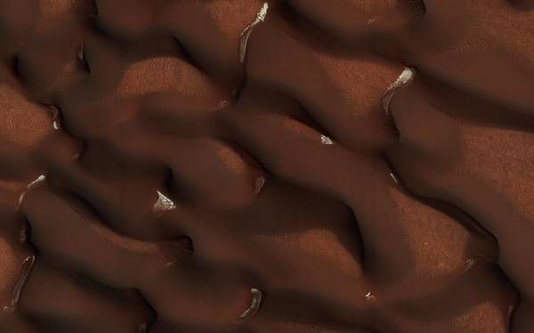 У NASA показали знімки марсіанського снігу. Вчені з'ясували, як виглядає поверхня червоної планети.