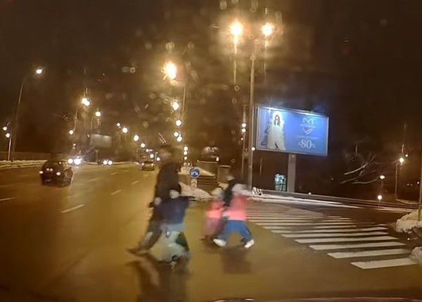#Яжемать: у Києві дві жінки з дітьми переходили шість смуг. Пішоходи грубо порушили правила дорожнього руху, наражаючи на смертельному ризику не тільки себе, але і малолітніх дітей.