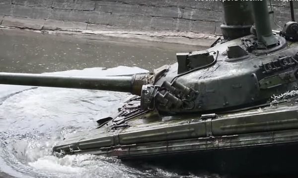 Український танк "Булат" вперше випробували під водою. На території навчального центру в Десні вперше за п'ять років почистили спеціальний басейн для навчань на танках.