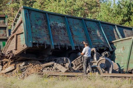 У Дніпрі  з-за крадіжки болтів і скріплень шляху зазнав аварії поїзд. Зійшли з рейок локомотив та 15 вантажних вагонів.