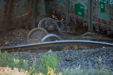 У Дніпрі  з-за крадіжки болтів і скріплень шляху зазнав аварії поїзд. Зійшли з рейок локомотив та 15 вантажних вагонів.