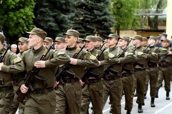 Президентом підписано закон про мотивацію служити в армії України. Порошенко підписав закон, що дозволяє підвищити мотивацію громадян до проходження військової служби.