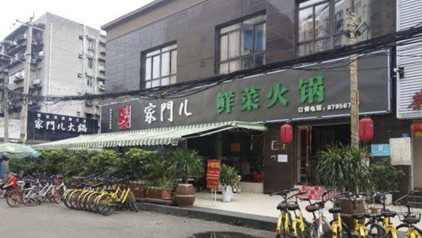 У Китаї закрився ресторан «все включено», який пропрацював всього два тижні. Любителі багато і смачно поїсти хлинули в новий ресторан, а співробітники громадського харчування перестали спати, щоб задовольнити апетит гостей.