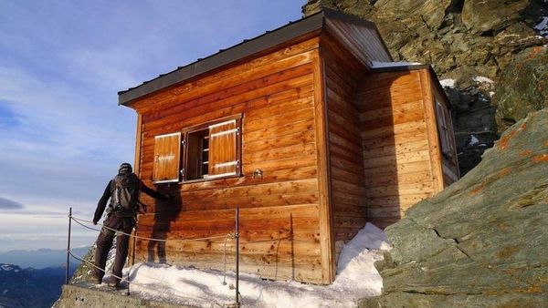 Реальний будиночок для екстремалів, побудований на горі на висоті 4 км над рівнем моря. Зате можна не боятися, що в будинок сховаються злодії.