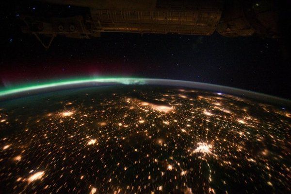 15 фото Землі з космосу, занадто крутих, щоб їх ховати. Поки ми проживаємо свої земні життя і якщо десь і літаємо, то тільки в хмарах, простір космосу борознить Міжнародна космічна станція.