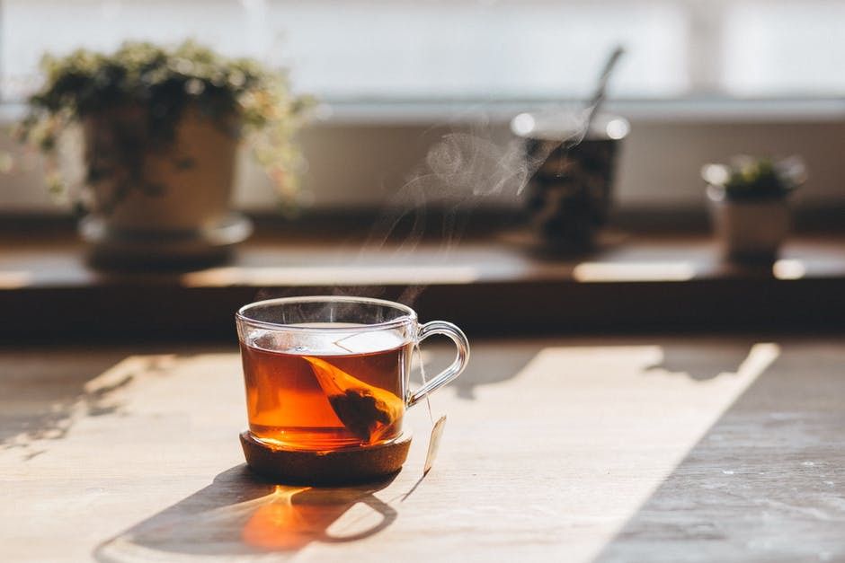 Чай допомагає запобігти карієсу. Вживання чаю захищає від руйнування зубів.