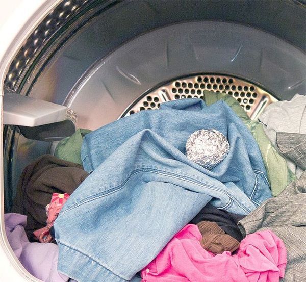 Вона кинула у пральну машину кульку з фольги. Тепер я теж так роблю!. Виробники щороку випускають нові моделі пральних машин, але прання часом все одно схоже на лотерею.