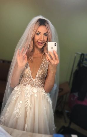 Що вона задумала? Леся Нікітюк приміряла весільну сукню. Невже це правда?