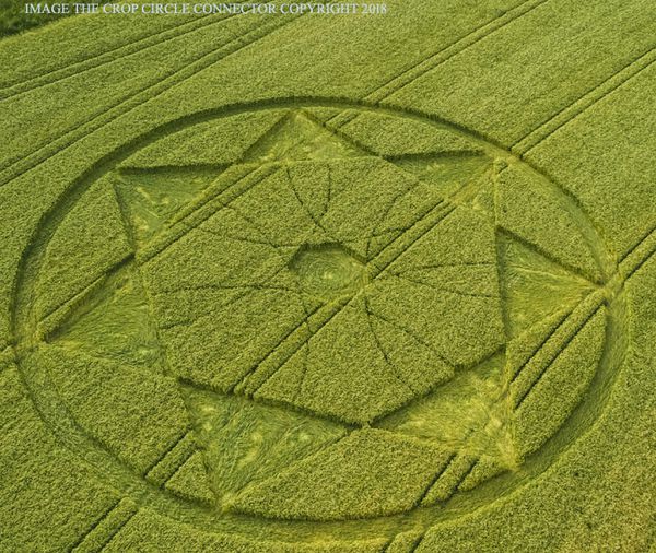 Новий малюнок на полі виявлено в графстві Вілтшир. В англійському графстві Вілтшир вчора виявили черговий загадковий малюнок на полі.