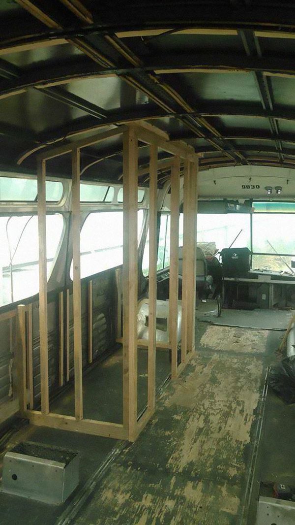 Я витратила 3 роки, щоб зробити будинок зі старого автобуса. Всередині він краще більшості квартир!. Тільки подивіться.