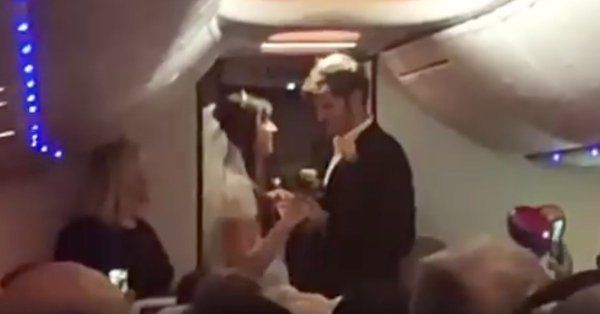 Унікальне весілля на небесах! Пара одружилась прямо серед польоту, а пілот став їх офіціантом. Команда літака не пропустила можливість поздоровити молодят.