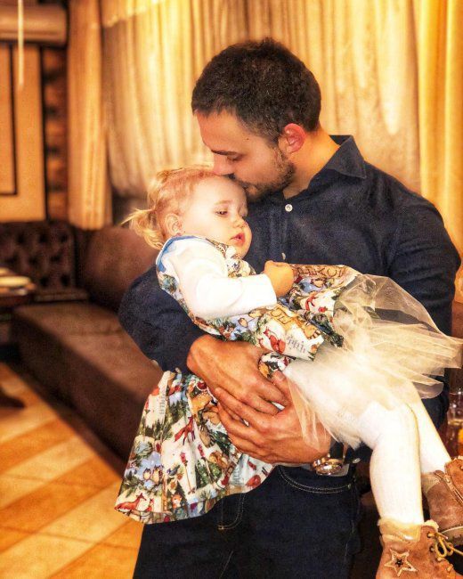 Епатажна  Слава Камінська поділилася милим знімком дочки і чоловіка. Фото знаменитість розмістила в Instagram.