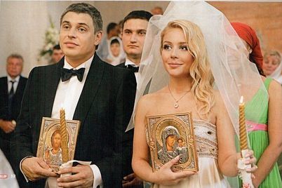 Співачка  Тіна Кароль розповіла про страшну прикмету на своєму весіллі. Тіна Кароль вперше за довгий час після смерті її чоловіка Євгена Огіра 28 квітня 2013 року заговорила про своє горе.