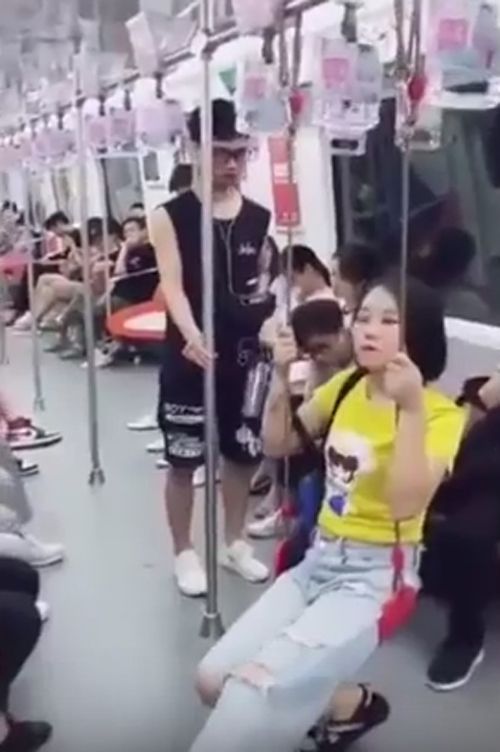 Винахідлива дівчина завжди знаходить собі місце в громадському транспорті (відео). Коли ми повертається додому втомленими, часом буває дуже прикро бачити, що всі сидячі місця в громадському транспорті зайняті.
