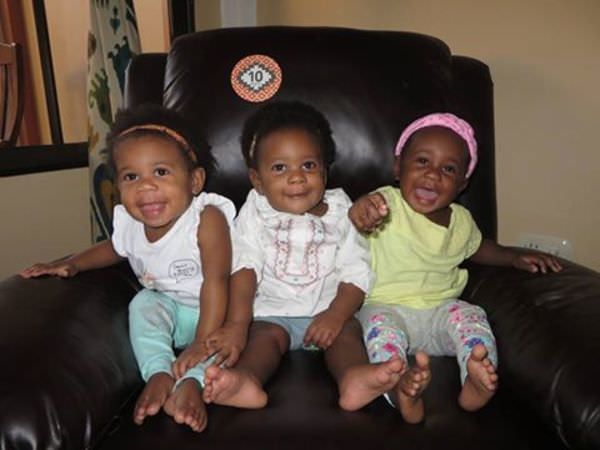 Дівчина народила трьох темношкірих немовлят – батько дітей, коли побачив їх, розплакався. Незважаючи на те, що на дворі 21 століття, в суспільстві продовжує існувати расизм і всілякі забобони.