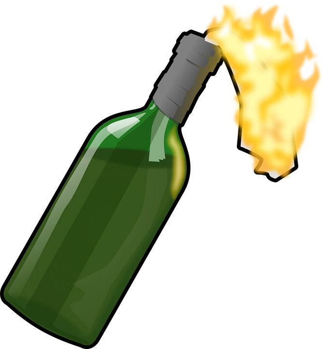 У Києві кинули коктейлі Молотова в Ощадбанк. За попередньою інформацією, пожежа у відділенні банку розпочався із-за того, що зловмисники кинули пляшки із запальною сумішшю.
