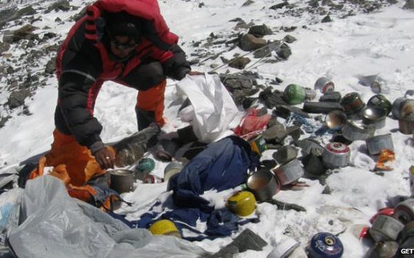 Гнитючі факти: Еверест перетворюється в гору сміття. Захисники навколишнього середовища вирішили привернути увагу громадськості до тонн сміття (і людських екскрементів), які були залишені на схилах Евересту за ці десятиліття.