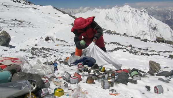 Гнитючі факти: Еверест перетворюється в гору сміття. Захисники навколишнього середовища вирішили привернути увагу громадськості до тонн сміття (і людських екскрементів), які були залишені на схилах Евересту за ці десятиліття.