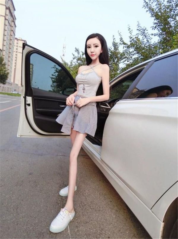 Панночка з Китаю стала мега-зіркою завдяки своїй дивній постаті. Тільки недавно в моді були дівчата з великими розмірами, як раптом об'явилася дівчина, яка стала мегапопулярною завдяки своїй худорби.