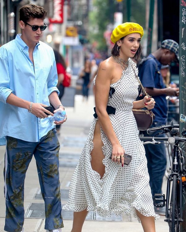 Дуа Липа в сукні українського бренду Marianna Senchina. 22-річна співачка була помічена біля входу в нью-йоркський готель Bond Hotel.