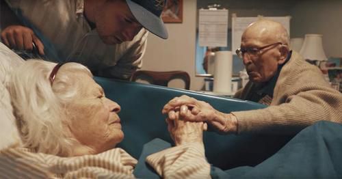 105-ти річний чоловік відвідує дружину у лікарні. Після його слів, онук зовсім розчулився. Вчіться справжніх почуттів у старшого покоління.