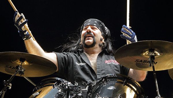 Помер барабанщик групи Pantera. Помер один із засновників хеві-метал групи Pantera барабанщик Вінні Пол Ебботт.