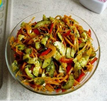 Як приготувати кабачковий салат?. Він вам сподобається і в домашньому меню з'явиться оригінальний і легкий салатик.