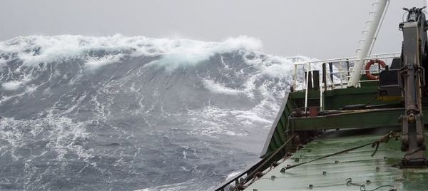 12-бальний шторм з борту суховантажу - не хотів би я там опинитись!. Не дарма кажуть, що море робить людину вільною.