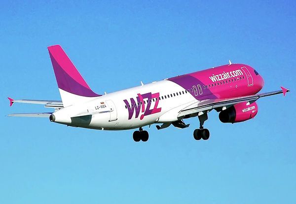 Wizz Air змінив правила провезення ручної поклажі. Тільки пасажири, які придбали послугу Wizz Priority, зможуть взяти свою ручну поклажу в салон.