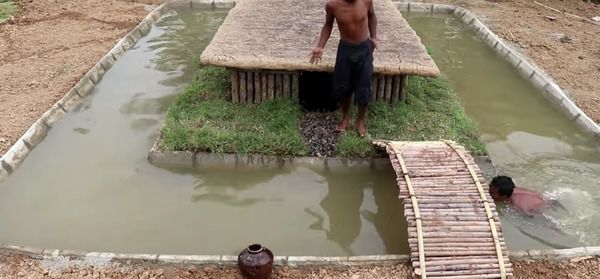 Відео з Індонезії, як два завзятих товариша за два тижні побудували басейн з підручних предметів. Фільм жахів для ледаря.