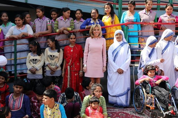 64-річна Бріжит Макрон буквально приголомшила індусів своїм коротким платтям. В Індії жінкам не дозволено ходити з відкритими ногами, але схоже ця обставина аніскільки не бентежить першу леді Франції.