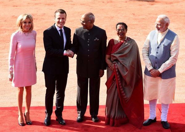 64-річна Бріжит Макрон буквально приголомшила індусів своїм коротким платтям. В Індії жінкам не дозволено ходити з відкритими ногами, але схоже ця обставина аніскільки не бентежить першу леді Франції.