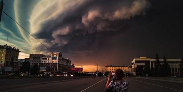 У Барнаулі оголошено режим НС через масштабний ураган(відео). У Барнаулі мерія міста ввела режим надзвичайної ситуації через масштабний буревій, який стався 23 червня.