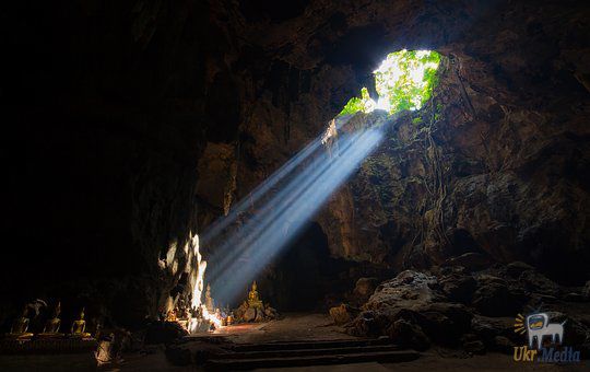 В одній з печер Таїланду пропали 11 футболістів і тренер. Співробітники парку знайшли їх речі поруч з печерою.