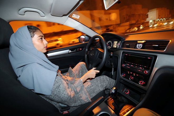 У Саудівській Аравії жінки вперше офіційно сіли за кермо. Заборона на водіння для жінок діяла з 1950-х років.
