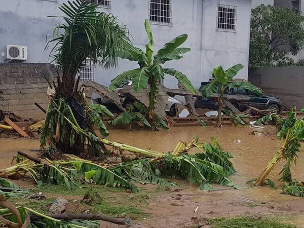 Жертвами повеней у Гані стали понад 10 людей. В Аккрі повінь забрала життя лікарки, а в південно-східній провінції Вольта — літньої жінки і двох дітей.