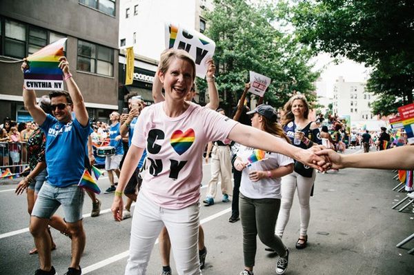 Тисячі представників ЛГБТ-спільноти взяли участь у гей-парадах в США. Ходи представників ЛГБТ-спільноти відбулися в Сан-Франциско, Нью-Йорку, Міннеаполісі та Сіетлі.