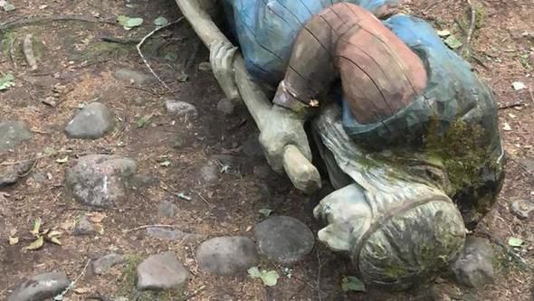 Баба Яга на смерть придавила школяра. Російського школяра на смерть придавило статуєю Баби Яги.